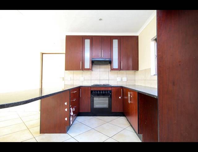 3 BEDROOM TOWNHOUSE FOR SALE IN THATCHFIELD